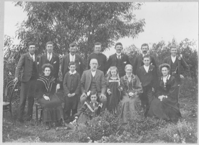 family1905b.jpg