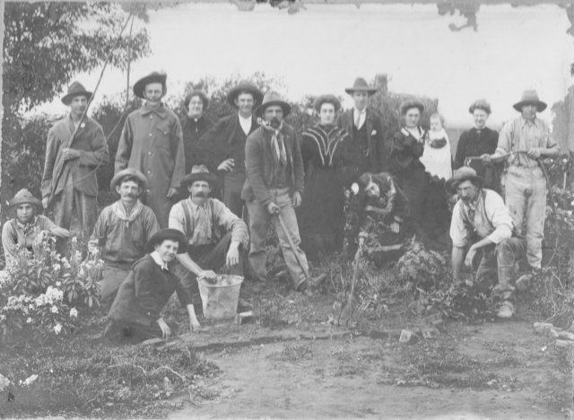 gathering1905b.jpg